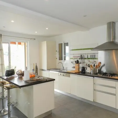 Sleeps 6 Air Con Wifi
