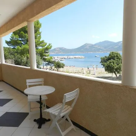 Sleeps 6 Air Con Wifi